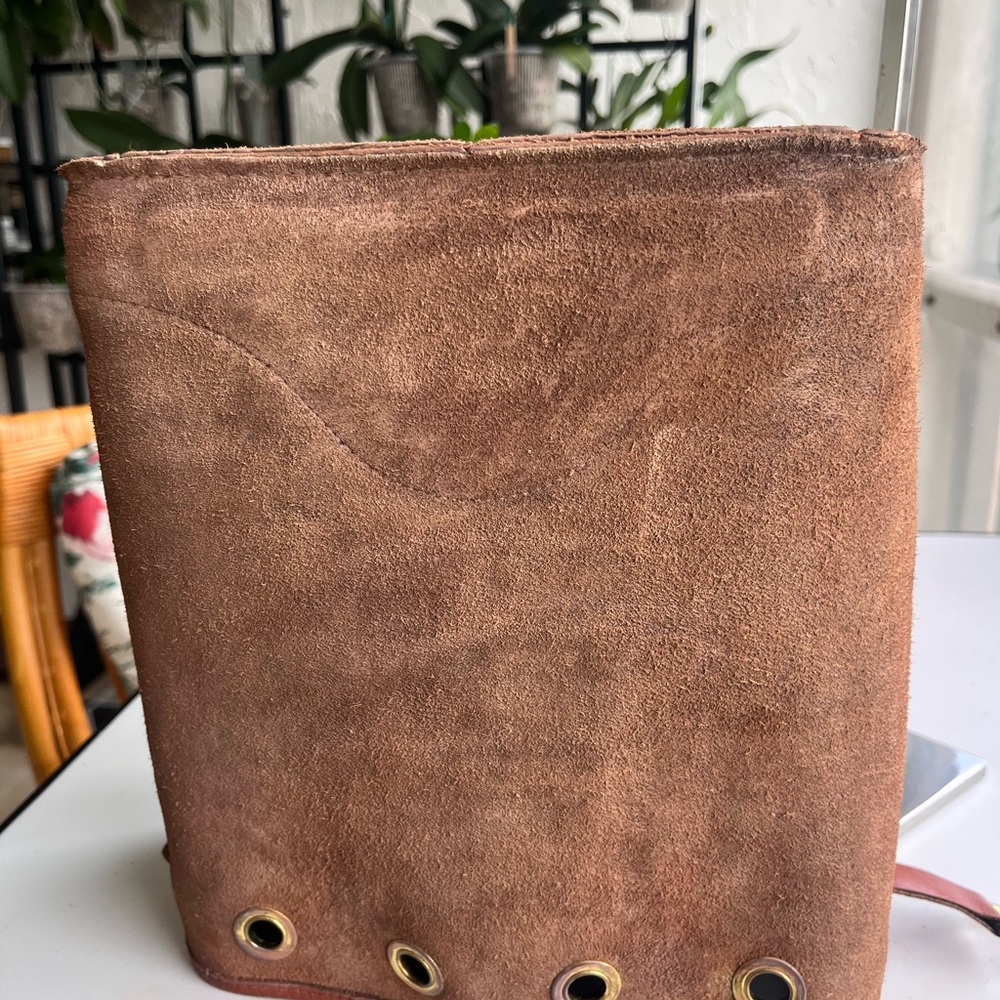 VINTAGE DOONEY AND BOURKE CROSSBODY BUCKET SAND AND TAN TRIM DRAWSTRING - Picture 11 of 15